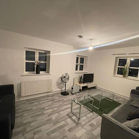 Lovely Spacious Entire 1 Bedroom Apartment - New Management ロンドン エクステリア 写真