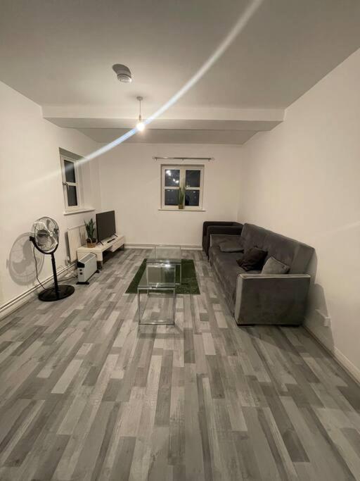 Lovely Spacious Entire 1 Bedroom Apartment - New Management ロンドン エクステリア 写真