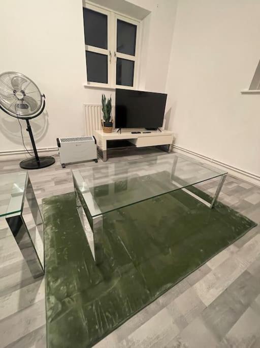 Lovely Spacious Entire 1 Bedroom Apartment - New Management ロンドン エクステリア 写真