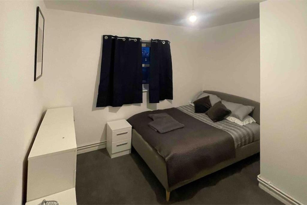 Lovely Spacious Entire 1 Bedroom Apartment - New Management ロンドン エクステリア 写真